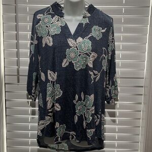 NWT Women’s Floral Mermaid Cove 3/4 Button Roll Up Sleeve Top - Size Small